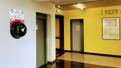 Standort des Defibrillators an der SBBS Eichsfeld in Leinefelde, Flur neben dem Aufzug